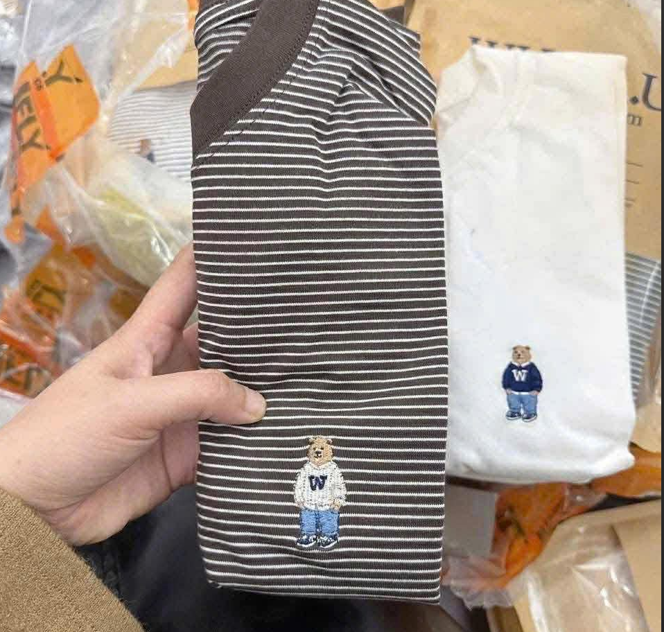 Set 2 Áo Phông WHOAU Tshirt Màu Trắng - Kẻ Nâu [ WHRSG2351U85 ]